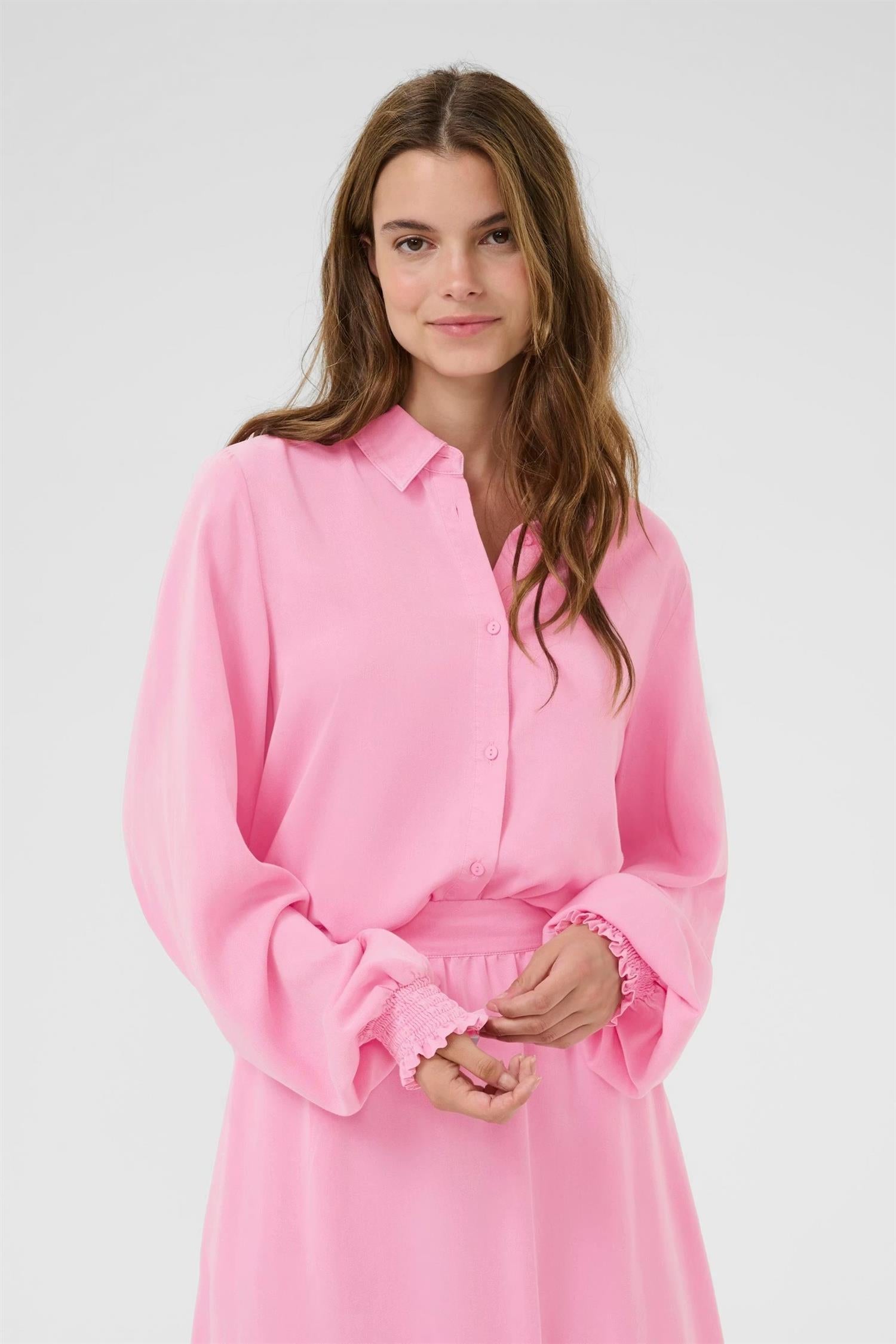 Klassisk skjorte med krage, knapper foran og rett, ledig passform. Lange ermer med rynkede mansjetter, glatt og mykt uttrykk.

Materialsammensetning: 78 % viskose og 22 % polyester.