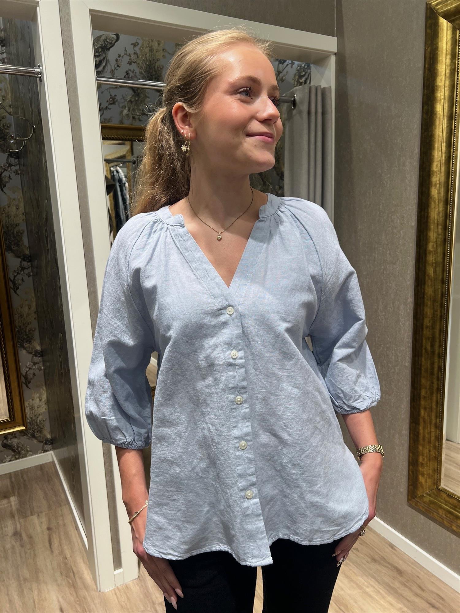 Deilig blanding lin og bomull. Nydelig bluse med V-hals og løs passform. Blusen gir en god kombinasjon av stil og komfort, og kan enkelt styles om til en rekke anledninger.

Materialsammensetning: 53 % lin og 47 % bomull.