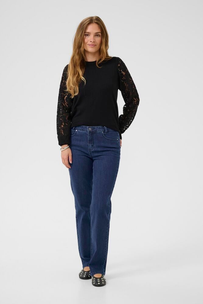Klassiske mørkeblå flare jeans, mørkeblå vask, både komfortable og tidløse. Allsidig til hverdag og fest, der materialet gir komfort og bevegelighet.&nbsp;

Høy på livet og god stretch.

Materialsammensetning: 98 % bomull, 2 % elastane.&nbsp;

Passform: Regular fit, flare. Bootcut jeans.