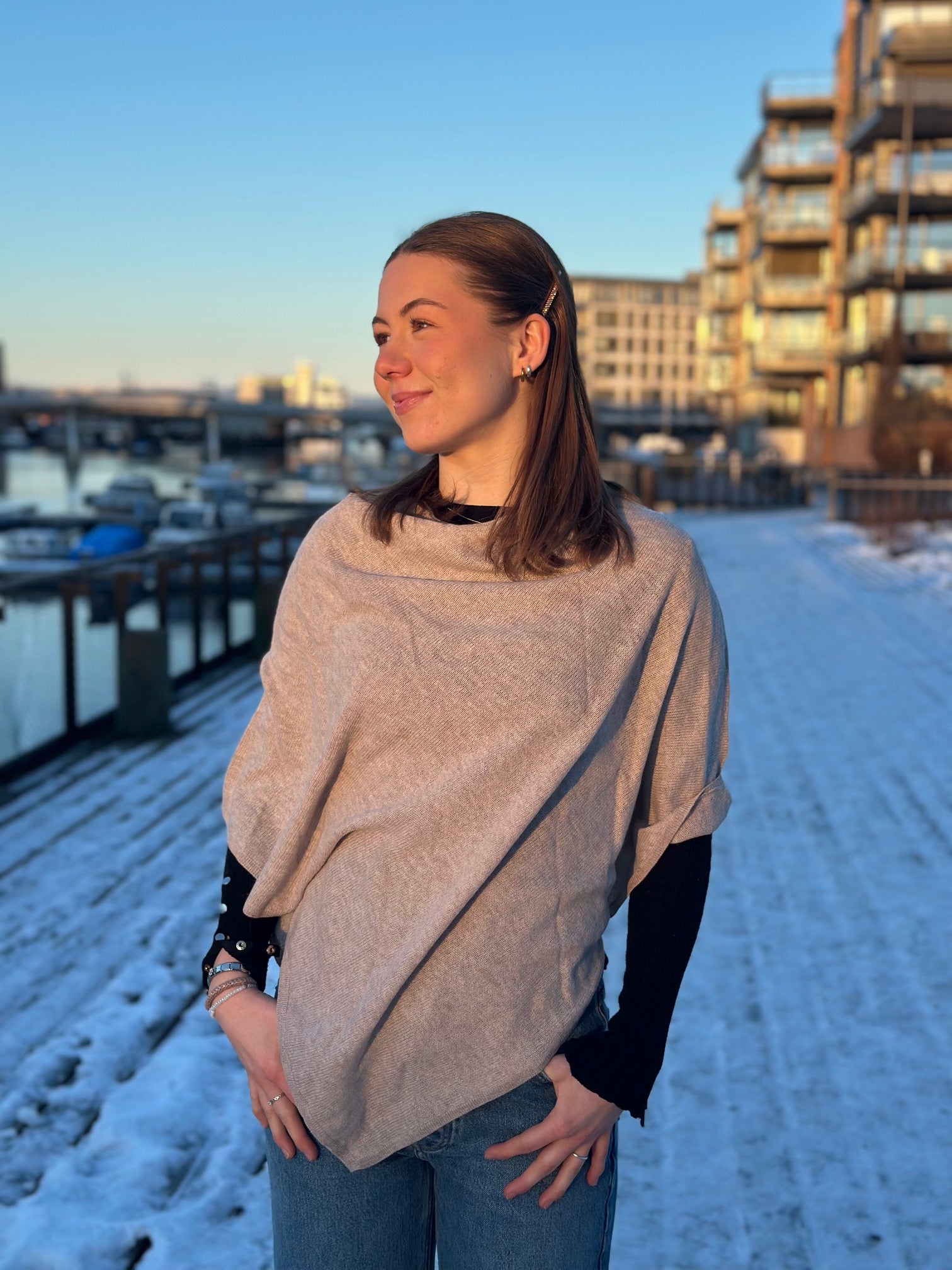Lett og fin poncho fra Nohr i nydelig beige-farge.

Materialsammensetning: 90 % ull og 10% kashmir.