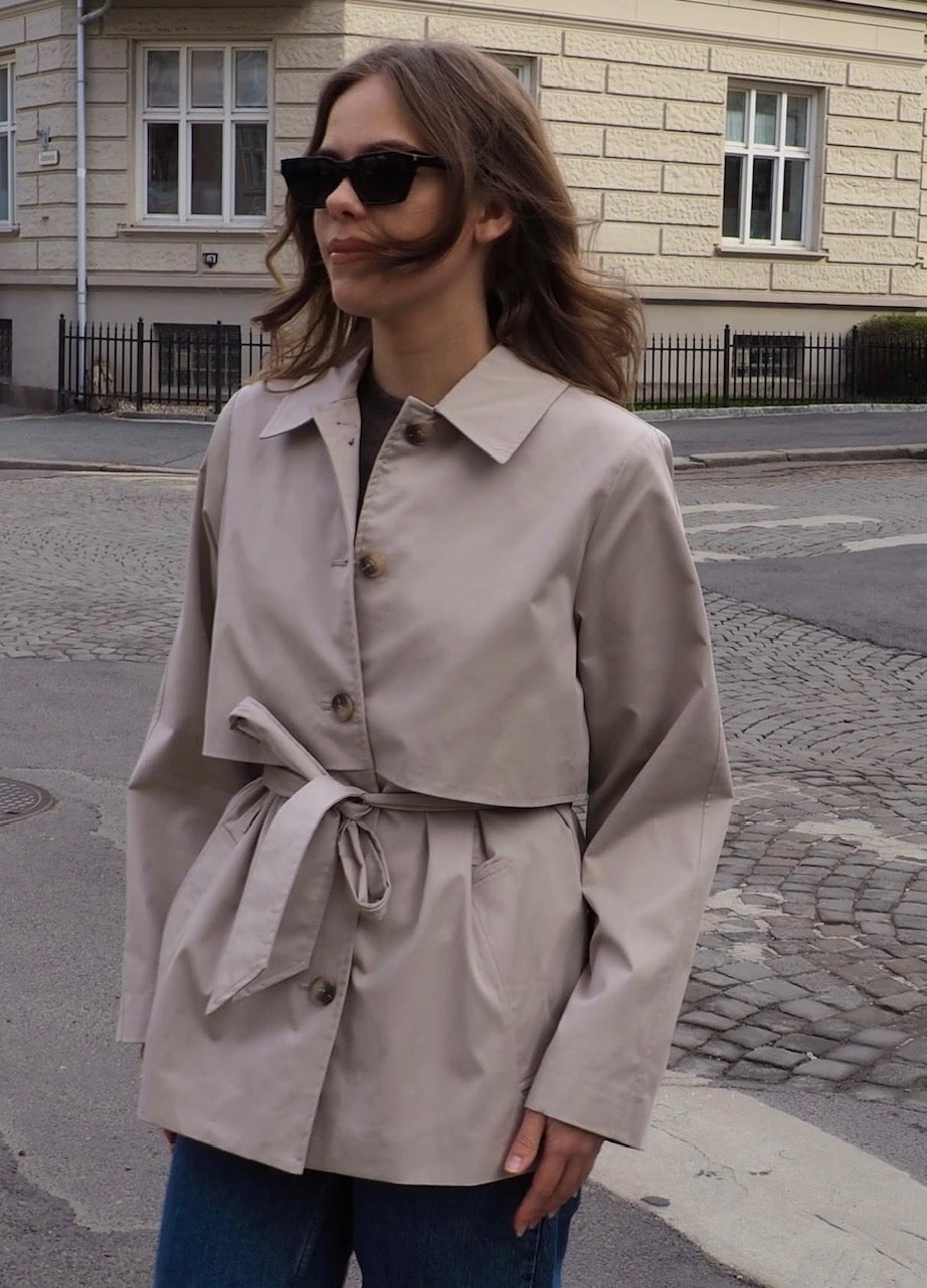 Vårens kuleste trenchcoat fra Selected, med knyting i livet som gir en elegant siluett. Paret med klassiske detaljer som knapper, krage og kappe på ryggen. I nydelig beige farge, med løs passform på ermene.&nbsp;