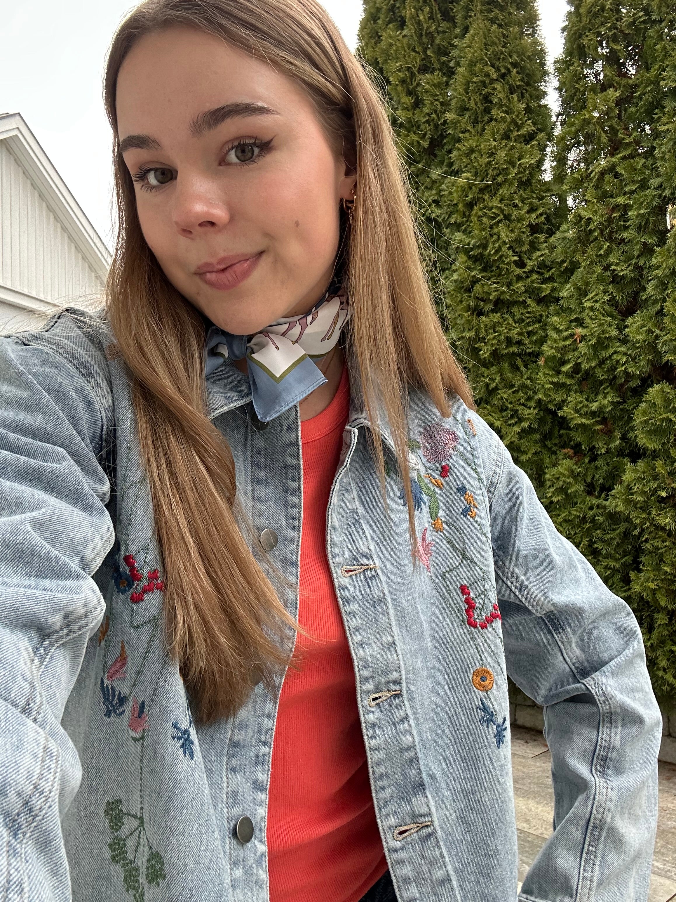 Tiala Aniceta Embroidery jacket er den kuleste denimjakken med blomsterbroderier fra Culture.

Denim er en statement i garderoben og et baseplagg som aldri går ut av moten.

Denimjakken er litt oversized i modellen, og vi anbefaler normal størrelse.&nbsp;