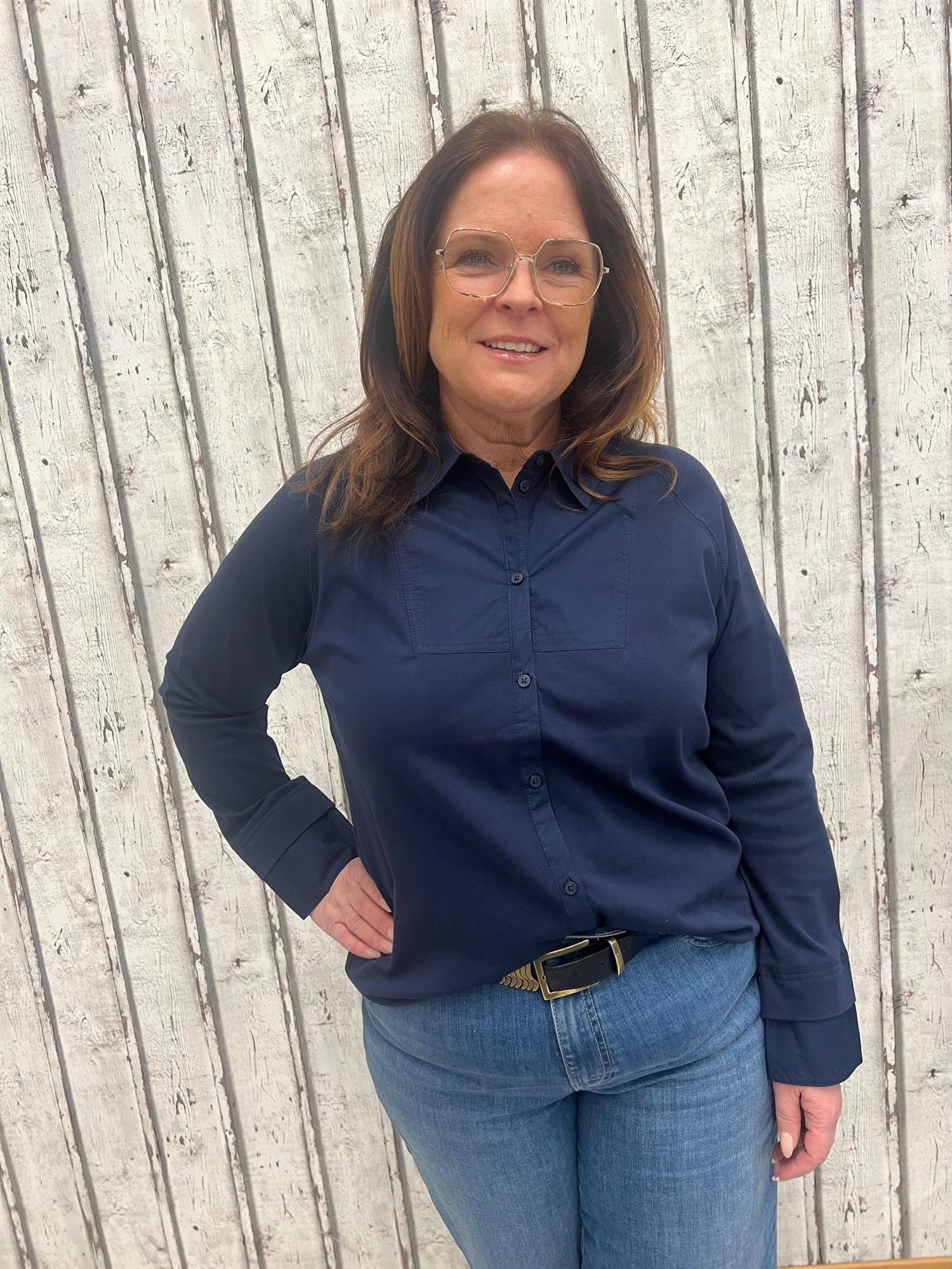 Skjorte i mykt jerseystoff og med felt med glatt bomull. Veldig behagelig å ha på.