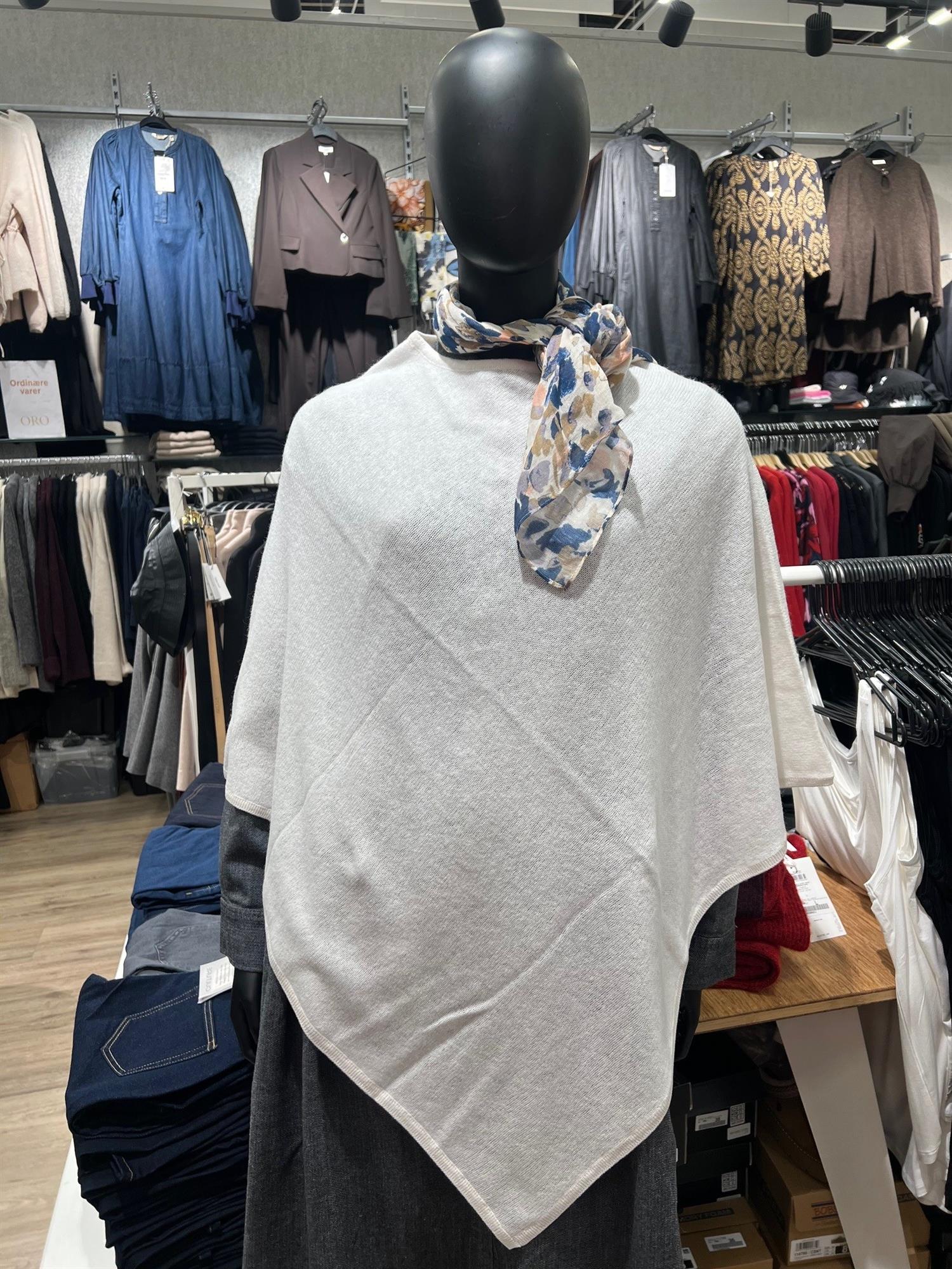 Poncho, et meget anvendelig plagg til bpde hverdah og fest. Deilig kvalitet i 90% ull og 10% kashmir.