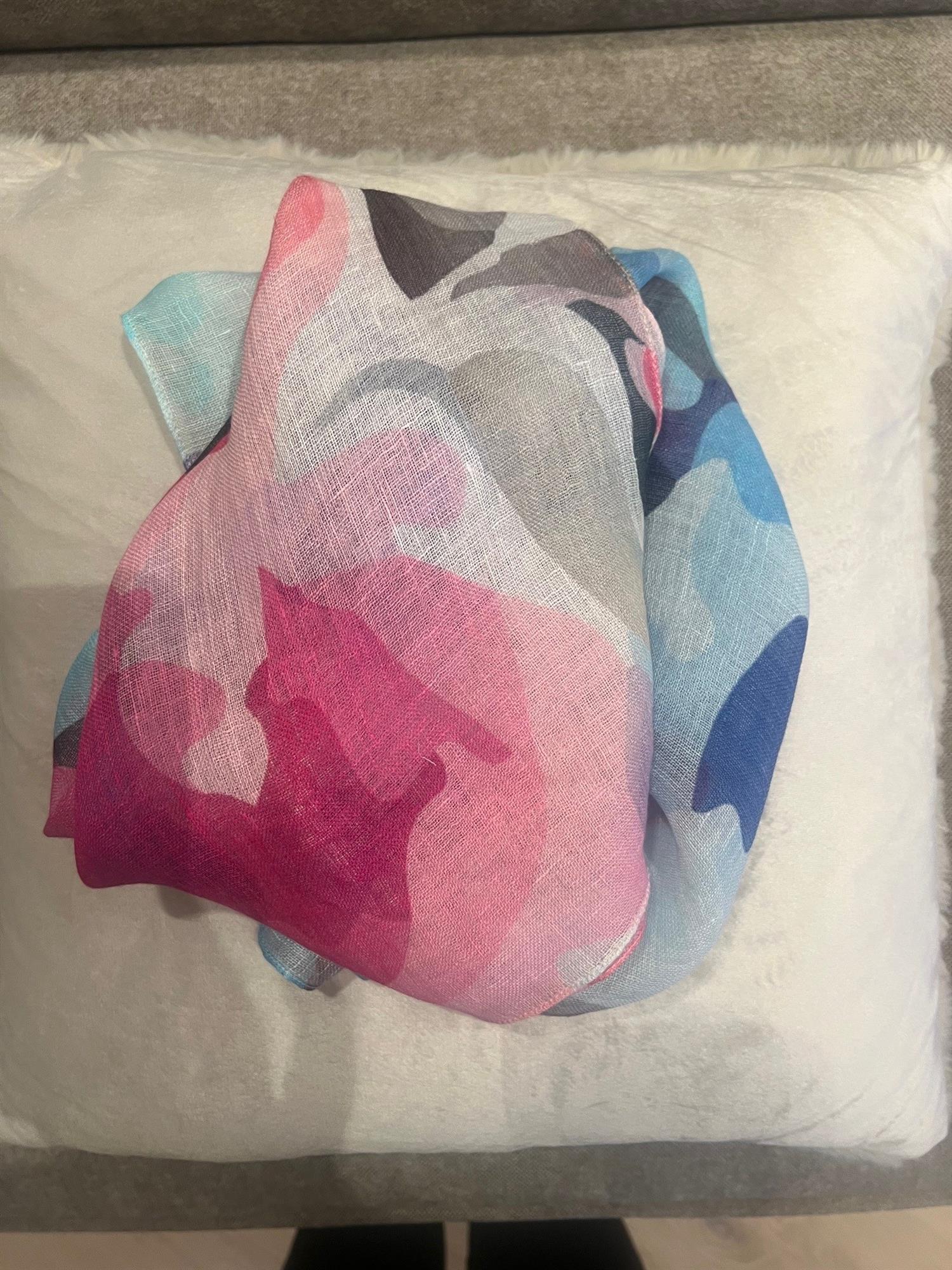 Lett og luftig linskjerf i nydelige rosa og blåfarger. Fint til denim klær og lyse vårklær