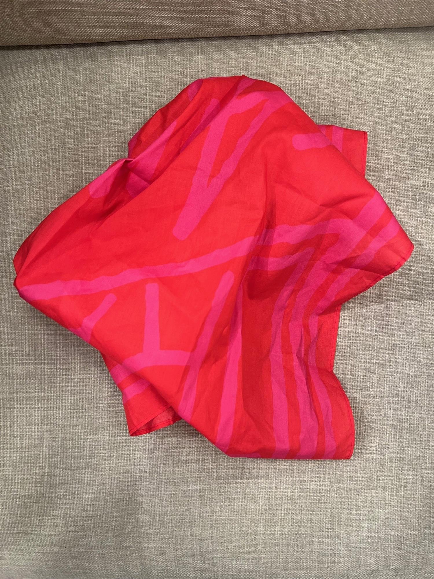 SLFNicolina Amour Skjerfet har sterke farger som gir antrekket det lille ekstra. Skjerfet kan knytes i halsen, på vesken, i håret eller styles som et belte.&nbsp;

Materialsammensetning: 100 % bomull.&nbsp;