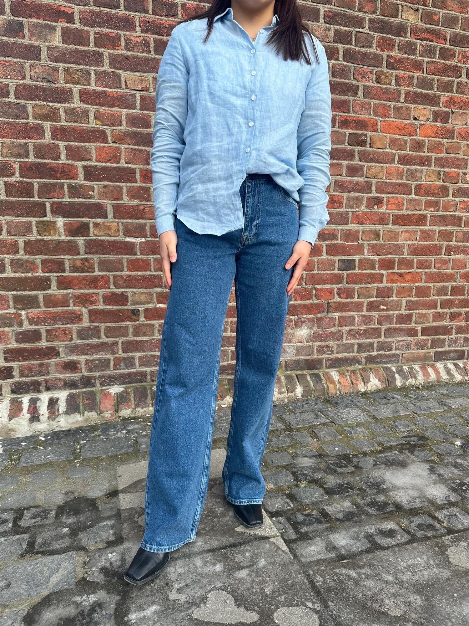Denim som sitter der den skal – og slipper der den bør. Denne wide-leg jeansen har høy midje og romslige ben. En favoritt du kan slenge på med alt fra en cropped topp til en chunky strikk.