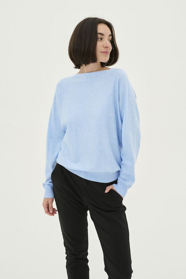 Cuannemarie Batwing Jumper fra Culture er det perfekte tillegget til garderoben når du ønsker komfort kombinert med stil. Genseren har båtformet halsutskjæring og lange ermer, noe som gjør den ideell for styling av antrekk slik at du kan skapet ditt eget uttrykk. Style med jeans, dressbukse eller skjørt. Båthalsen setter et feminint preg som fremhever skuldrene. Passformen er løs som gir frihet til bevegelse og komfort.

Materialsammensetning: 82% viskose og 18% elastane.
