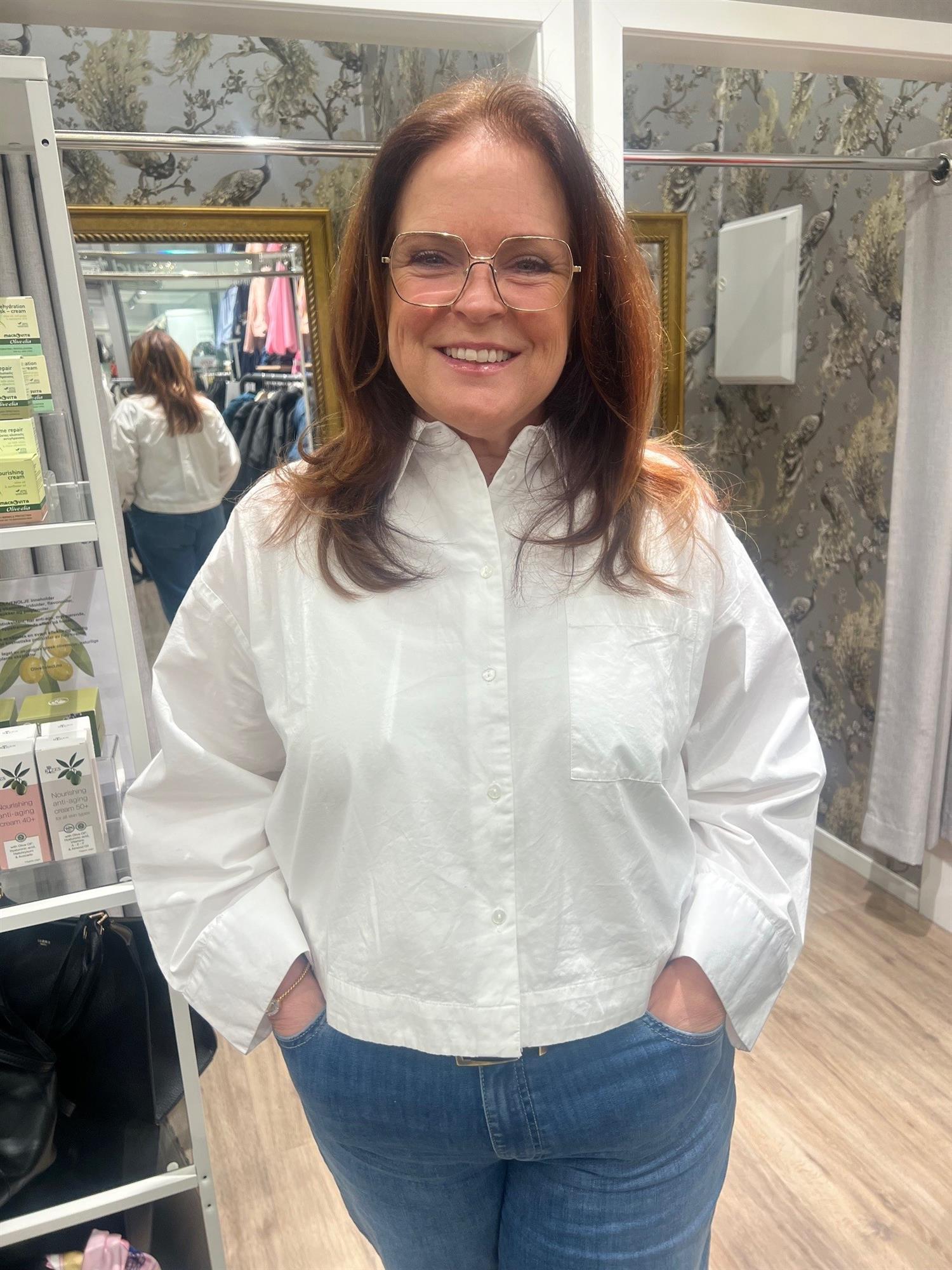 Hvit boxy skjorte med cropped fit og lange ermer. Skjorten har en klassisk krage, lomme på siden. Skjorten kan styles med jeans, dressbukse eller skjørt. Allsidig og elegant på samme tid.&nbsp;

Materialsammensetning: 100 % bomull.