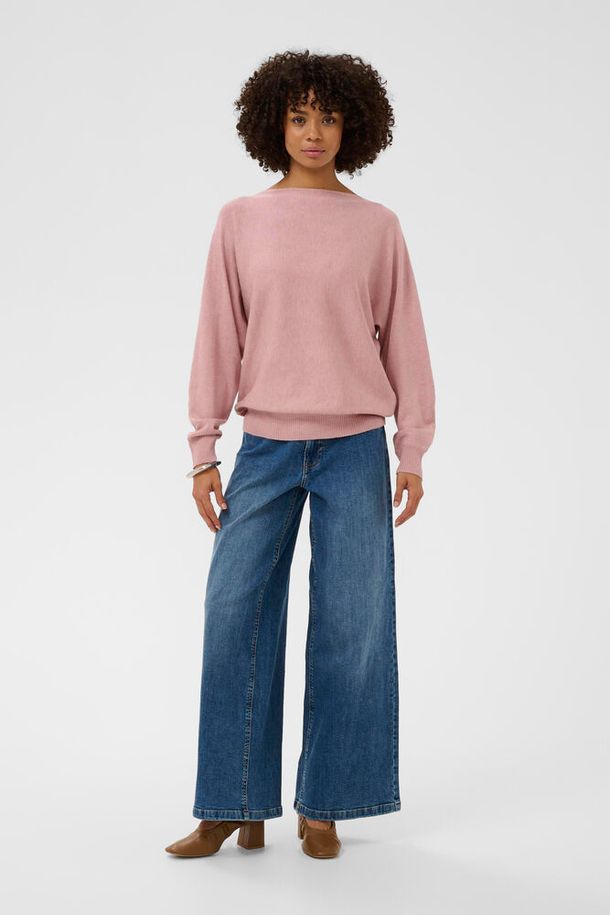 Cuannemarie Batwing Jumper fra Culture er det perfekte tillegget til garderoben når du ønsker komfort kombinert med stil. Genseren har båtformet halsutskjæring og lange ermer, noe som gjør den ideell for styling av antrekk slik at du kan skapet ditt eget uttrykk. Style med jeans, dressbukse eller skjørt. Båthalsen setter et feminint preg som fremhever skuldrene. Passformen er løs som gir frihet til bevegelse og komfort.

Materialsammensetning: 82% viskose og 18% elastane.